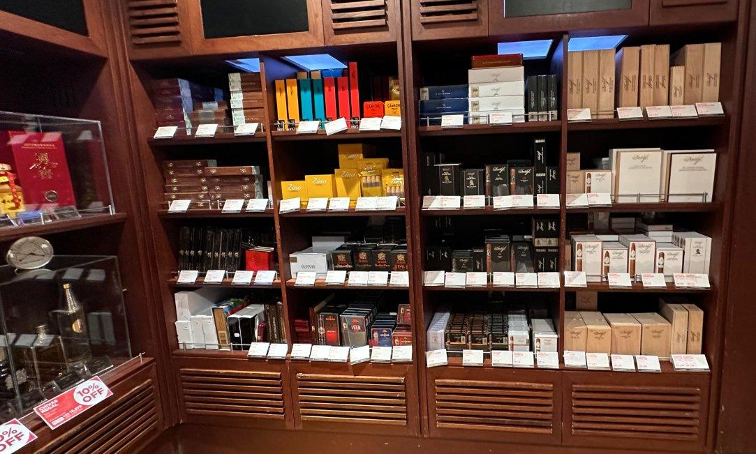 La Casa Del Habano Dubai Duty Free – Terminal 3 - Photo 1