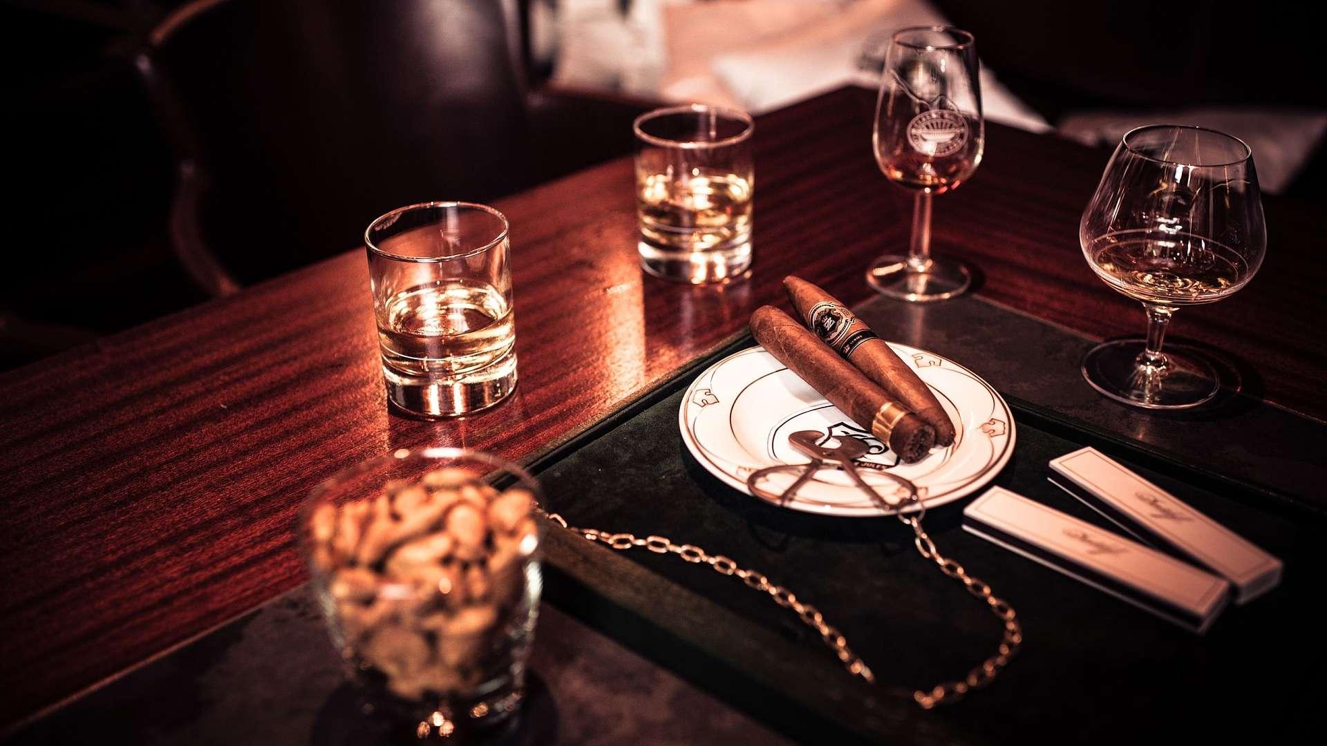 Alpenhof Bar & Cigar Lounge - Photo 1